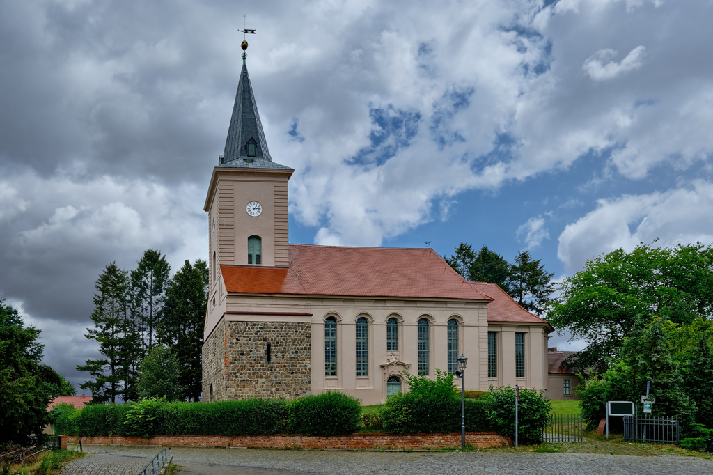 Lais Puzzle - Dramatischer Wolkenhimmel über der denkmalgeschützten Stadtkirche Biesenthal (Blick von Süden) - 2.000 Teile p-275002