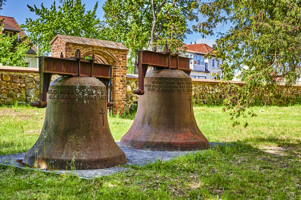 Lais Puzzle - Alte, rostige Kirchenglocke auf einer Wiese in der Landgemeinde Rangsdorf in Deutschland. - 2.000 Teile p-275063