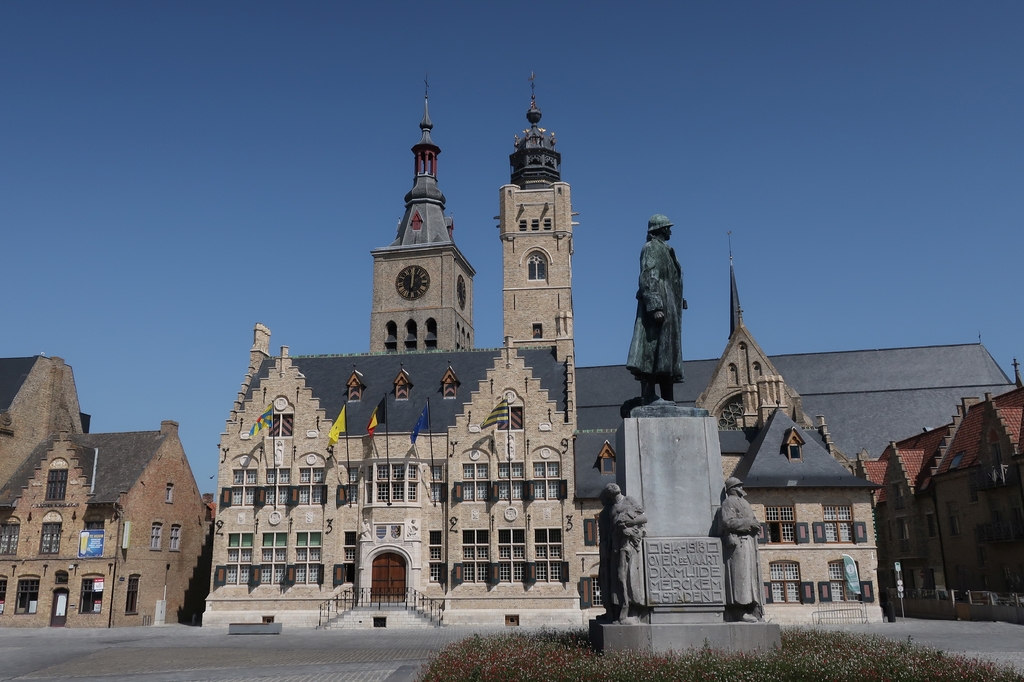 Lais Puzzle - Belfried des Rathauses und Sint-Niklaas-Kirche in Diksmuide Westflandern Belgien - 2.000 Teile p-275105