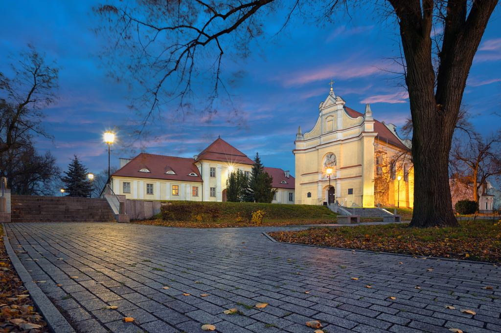 Lais Puzzle - Gniezno, Polen. Blick auf die St. Georgskirche (Kosciol sw. Jerzego) in der Abenddämmerung - eine der ältesten Kirchen der Stadt - 2.000 Teile p-275135