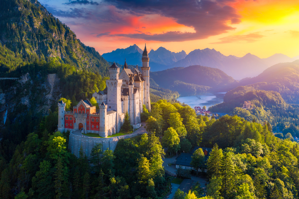 Lais Puzzle - Luftaufnahme von Schloss Neuschwanstein mit malerischer Berglandschaft bei Füssen, Bayern, Deutschland. Schloss Neuschwanstein bei Sonnenuntergang, Deutschland - 2.000 Teile p-275558