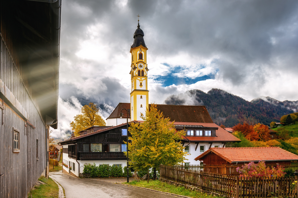 Lais Puzzle - Das Bergstädtchen Pfronten mit dramatischem Himmel und erstaunlichem Sonnenlicht an einem goldenen Herbsttag - 2.000 Teile p-275735