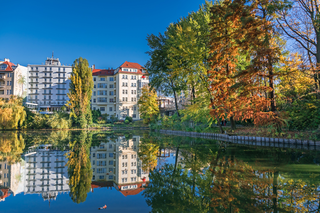 Lais Puzzle - Park am Ufer des Lietzen-Sees mit sich im Wasser spiegelnden Gebäuden in Berlin, Deutschland - 2.000 Teile p-275885
