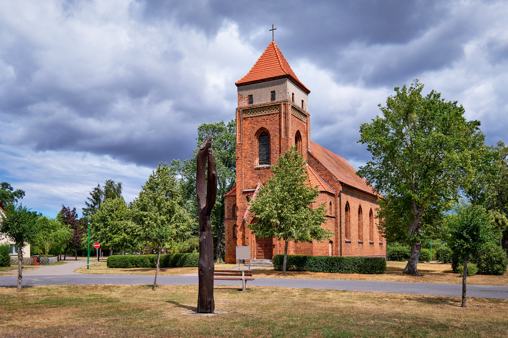 Lais Puzzle - Die denkmalgeschützte neugotische Dorfkirche Bliesdorf am Radwanderweg "Tour Brandenburg" - 2.000 Teile p-276074