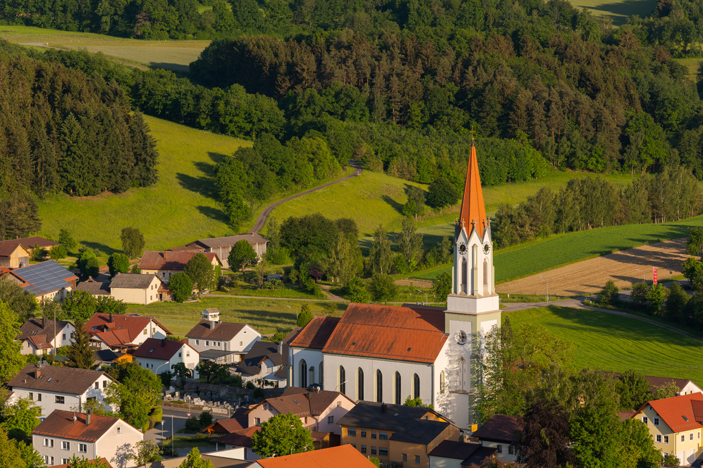 Lais Puzzle - Blick über die Stadt Zell in der Oberpfalz, Bayern, Deutschland im späten Nachmittagssonnenlicht - 2.000 Teile p-276164