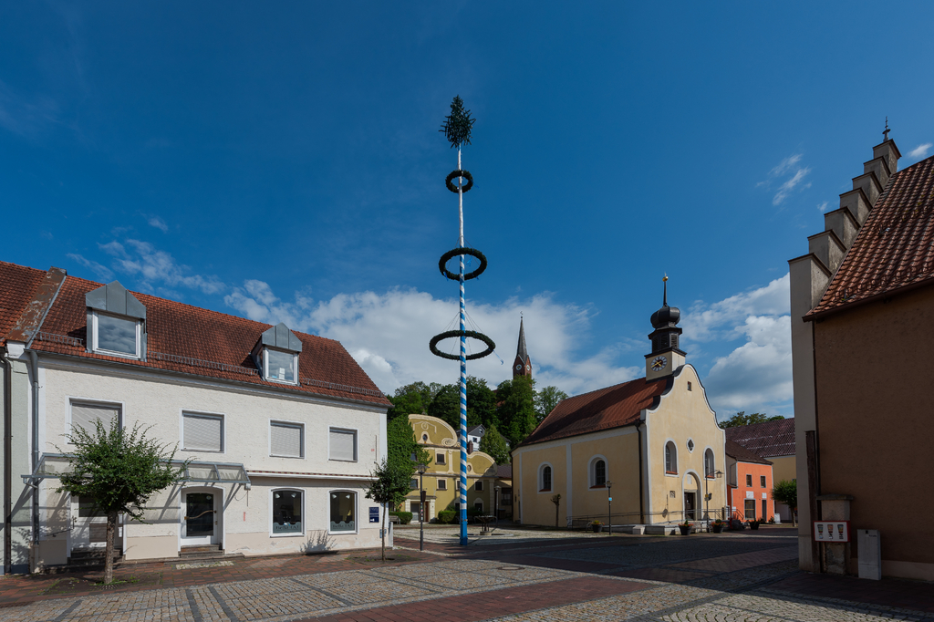 Lais Puzzle - Bad Abbach, Marktplatz, Kirche und Maibaum mit blauem Himmel - 2.000 Teile p-276258