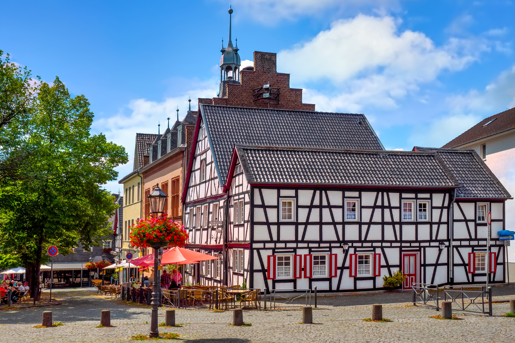 Lais Puzzle - Bad Honnef, Altstadtszene am Alten Rathaus - 2.000 Teile p-276347