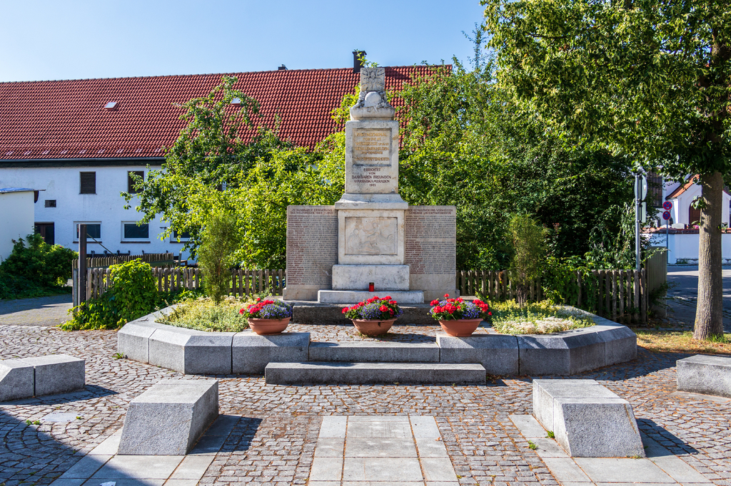 Lais Puzzle - Stadt Germering, Landkreis Fürstenfeldbruck, Oberbayern, Deutschland: Panorama des Ehrendenkmals - 2.000 Teile p-276651