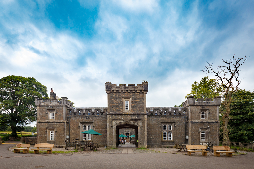 Lais Puzzle - Mugdock Castle Besucherzentrum im Mugdock Country Park, Milngavie, Mugdock, Glasgow, Schottland - 2.000 Teile p-276704