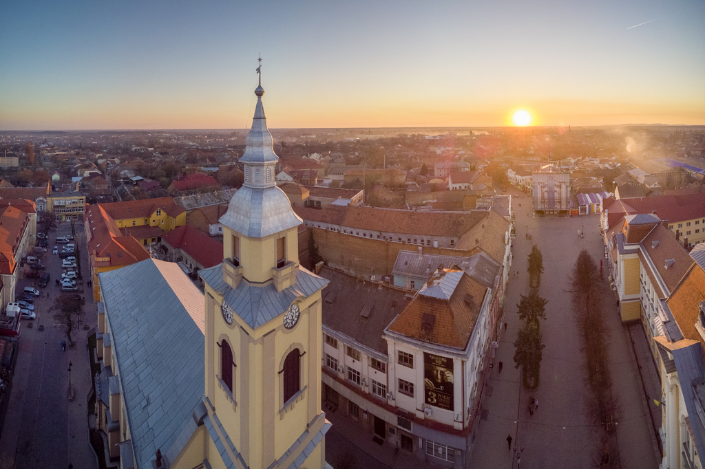 Lais Puzzle - Abendansicht von oben auf Beregovo. Zentraler Platz und schöne Abendsonne. Ukraine - 2.000 Teile p-276799