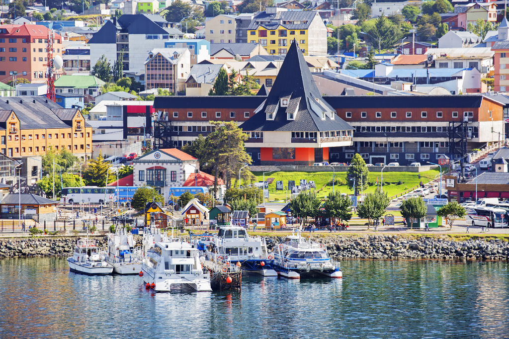 Lais Puzzle - Ushuaia mit seinen über fünfzigtausend Einwohnern gilt allgemein als die südlichste Stadt der Welt - 2.000 Teile p-276884