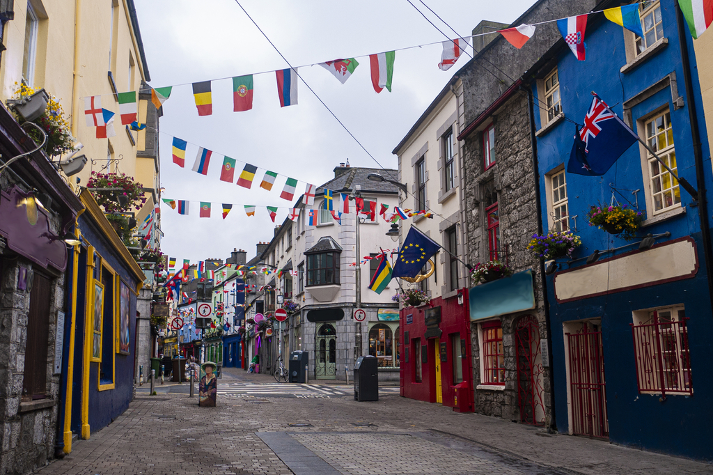Lais Puzzle - Blick auf die Hauptstraße in Galway City mit den hell gestrichenen Gebäuden und den Kopfsteinpflasterstraßen an einem bewölkten Tag - 2.000 Teile p-277051