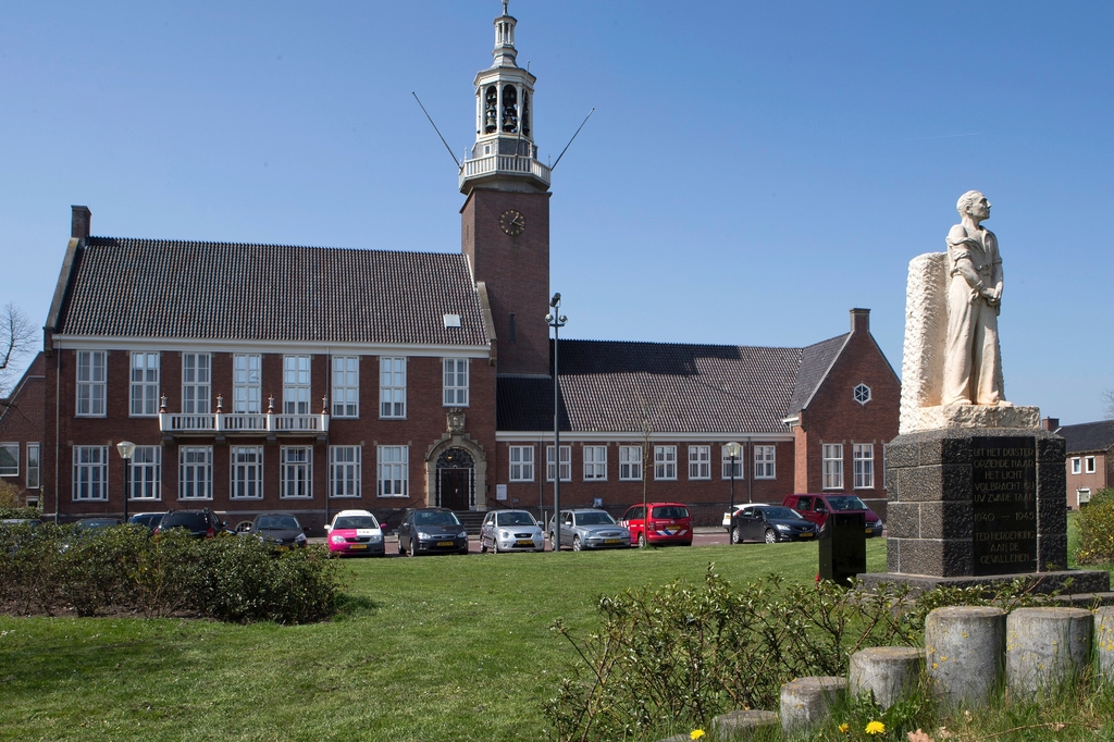 Lais Puzzle - Cityhall Hoogeveen Drenthe Niederlande. Mit Park und Statue - 2.000 Teile p-277097