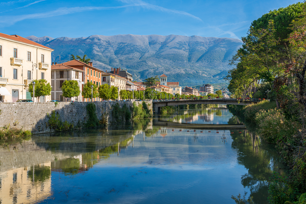 Lais Puzzle - Die Stadt Sora an einem sonnigen Morgen. Provinz Frosinone, Latium, Italien. - 2.000 Teile p-277403