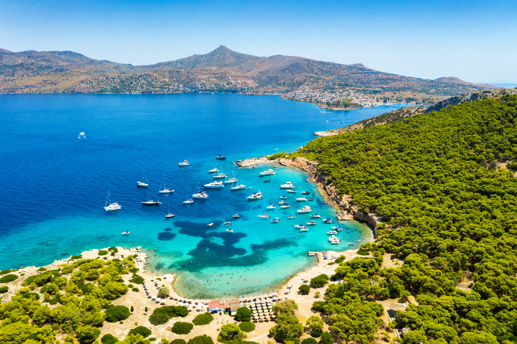 Lais Puzzle - Der beliebte Strand auf der kleinen Insel Moni gegenüber von Perdika bei Ägina mit türkisem Meer und zahlreichen Segelbooten, Griechenland - 2.000 Teile p-277488