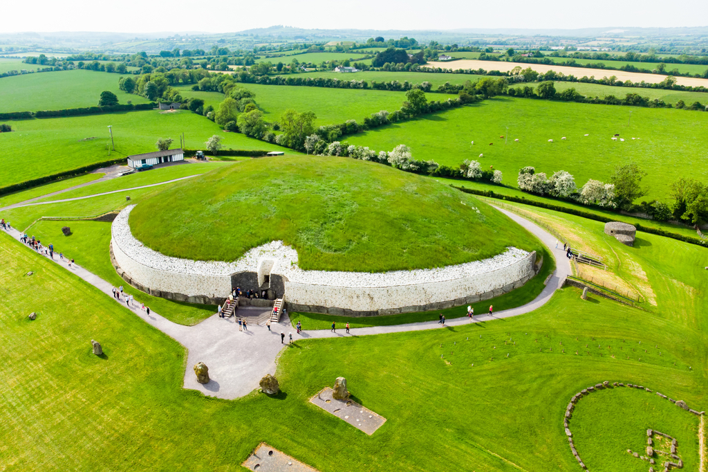 Lais Puzzle - Newgrange, ein prähistorisches Monument aus der Jungsteinzeit, in der Grafschaft Meath, Irland. UNESCO-Weltkulturerbe. - 2.000 Teile p-277514
