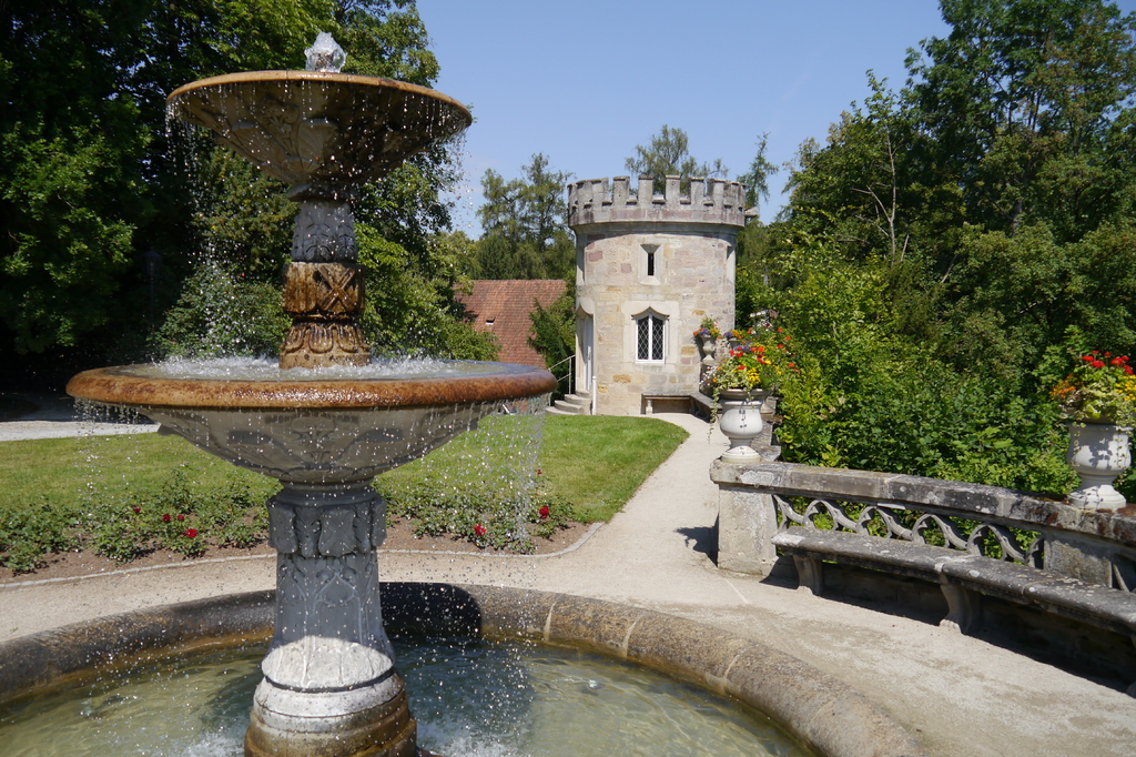 Lais Puzzle - Historischer Schalenbrunnen Schloss Rosenau - 2.000 Teile p-277850