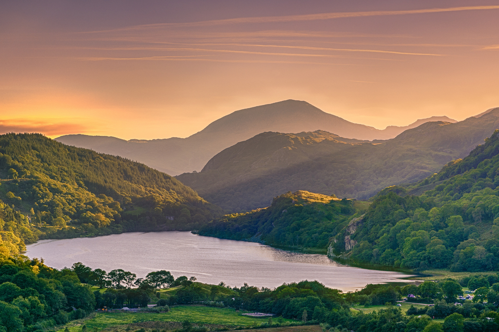 Lais Puzzle - Die Sonne schien durch einen Bergpass über Llyn Gwynant, Snowdonia (Eryri), Wales (Cymru), UK - 2.000 Teile p-277959
