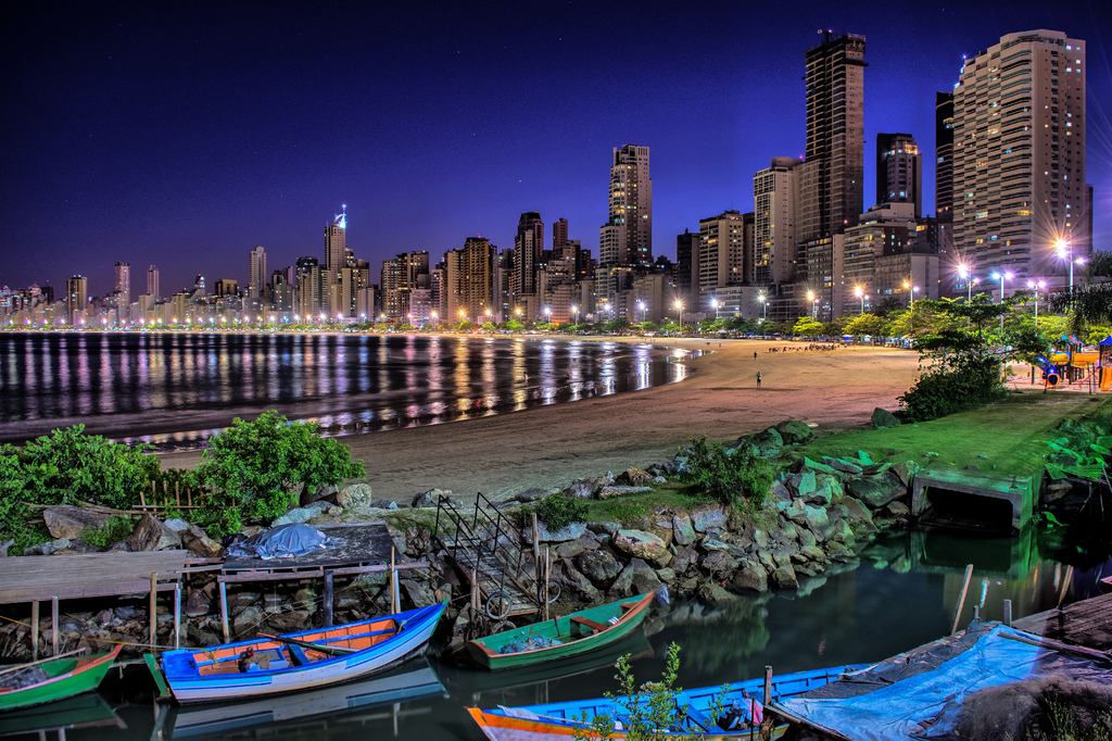 Lais Puzzle - Balneário Camboriú am Strand von Santa Catarina, Brasilien - 2.000 Teile p-278016