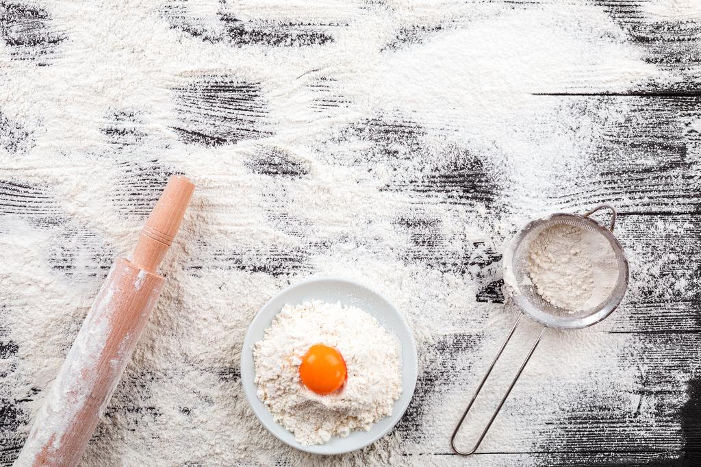 Lais Puzzle - Mehl und Zutaten auf schwarzem Tisch - 2.000 Teile p-278077