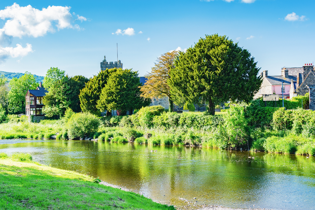 Lais Puzzle - Llanwrst, kleine Marktstadt in Nordwales, in der Nähe des Snowdonia-Nationalparks, Blick auf die Gebäude mit Blick auf den Fluss Conwy - 2.000 Teile p-278388