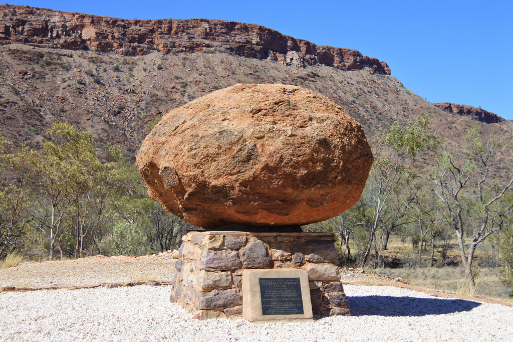Lais Puzzle - Gedenkstein für John Flynn bei Alice Spings in Australien - 2.000 Teile p-278414