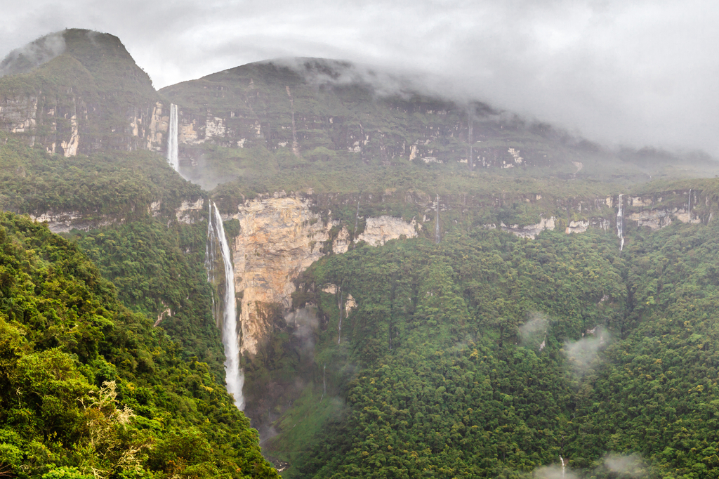 Lais Puzzle - Höchster Wasserfall Perus: Der Gocta-Fall im Amazonasgebiet in der Nähe von Chachapoyas - 2.000 Teile p-278596