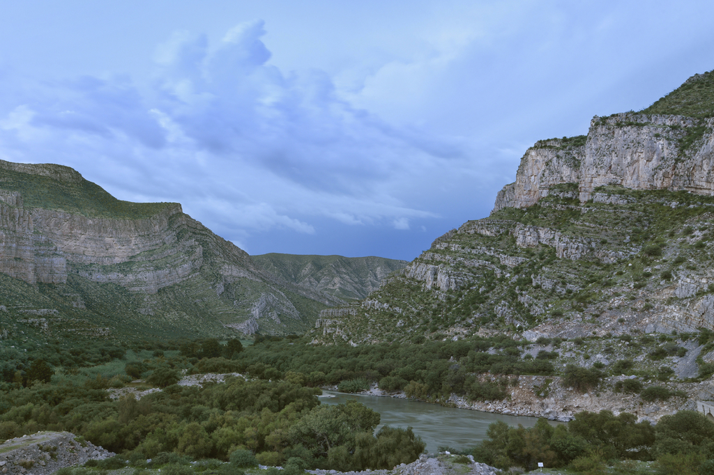 Lais Puzzle - Blick auf den Fluss Nazas in der Abenddämmerung in der Gegend von Canon de Fernandez in Durango, Mexiko - 2.000 Teile p-278762
