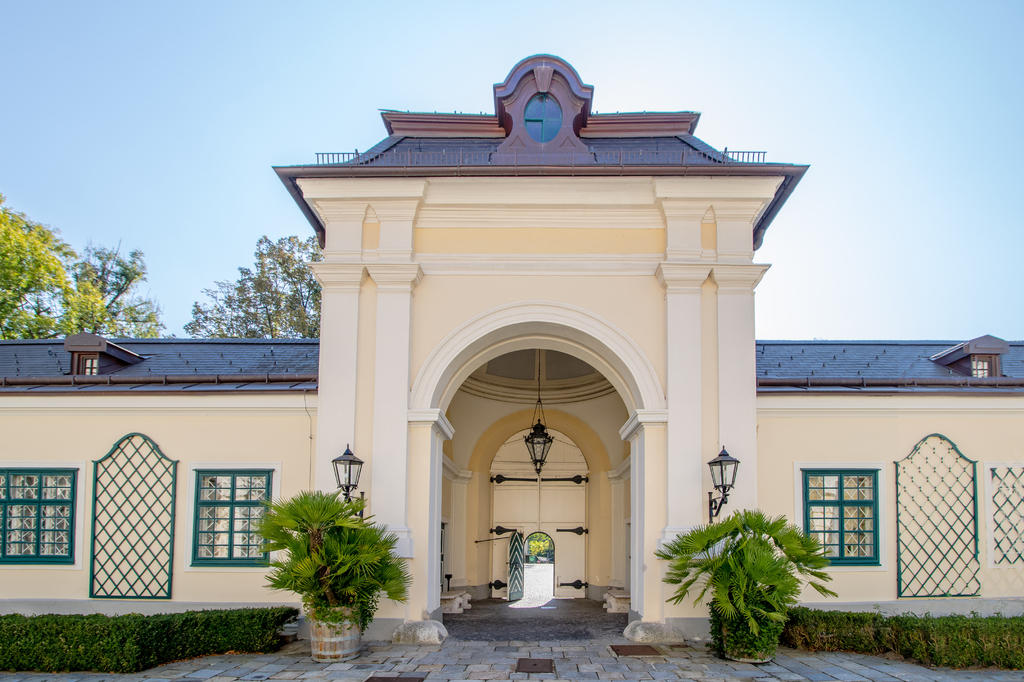 Lais Puzzle - Das Schloss Laudon, auch Schloss Hadersdorf genannt, ist ein barockes Wasserschloss in Hadersdorf, das heute zum 14. Wiener Gemeindebezirk Penzing gehört. - 2.000 Teile p-279179