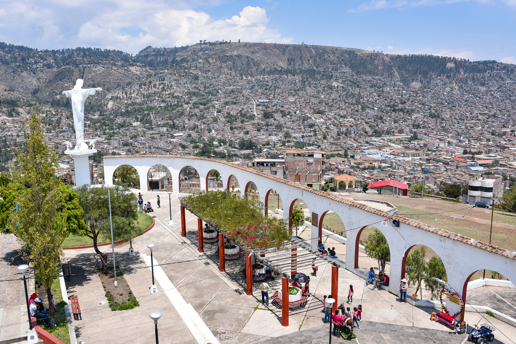Lais Puzzle - Ansichten über die Stadt Ayacucho vom Mirador de Acuchimay aus. Ayacucho, Peru - 2.000 Teile p-279200