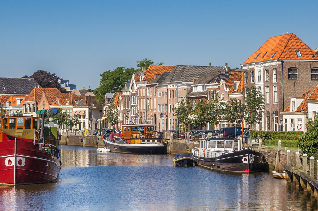Lais Puzzle - Panorama eines Kanals mit alten Schiffen und historischen Häusern in Zwolle - 2.000 Teile p-279209