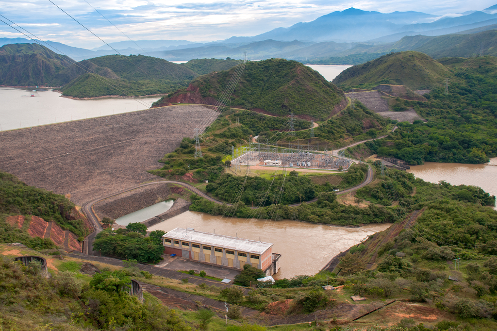Lais Puzzle - Wasserkraftwerk inmitten von Bergen und Wald im Departement Huila. Eine der Quellen für saubere Energie im Land. Kolumbien - 2.000 Teile p-279692