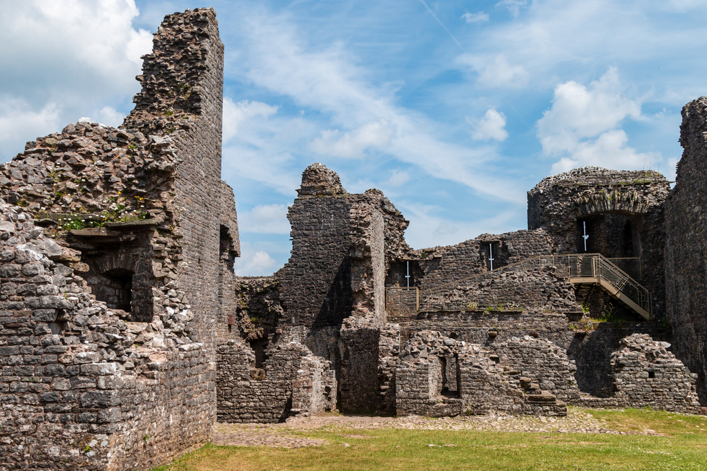Lais Puzzle - Innerhalb des Hofes und der Mauern einer mittelalterlichen Burgruine (Burg Carreg Cennen) - 2.000 Teile p-280156