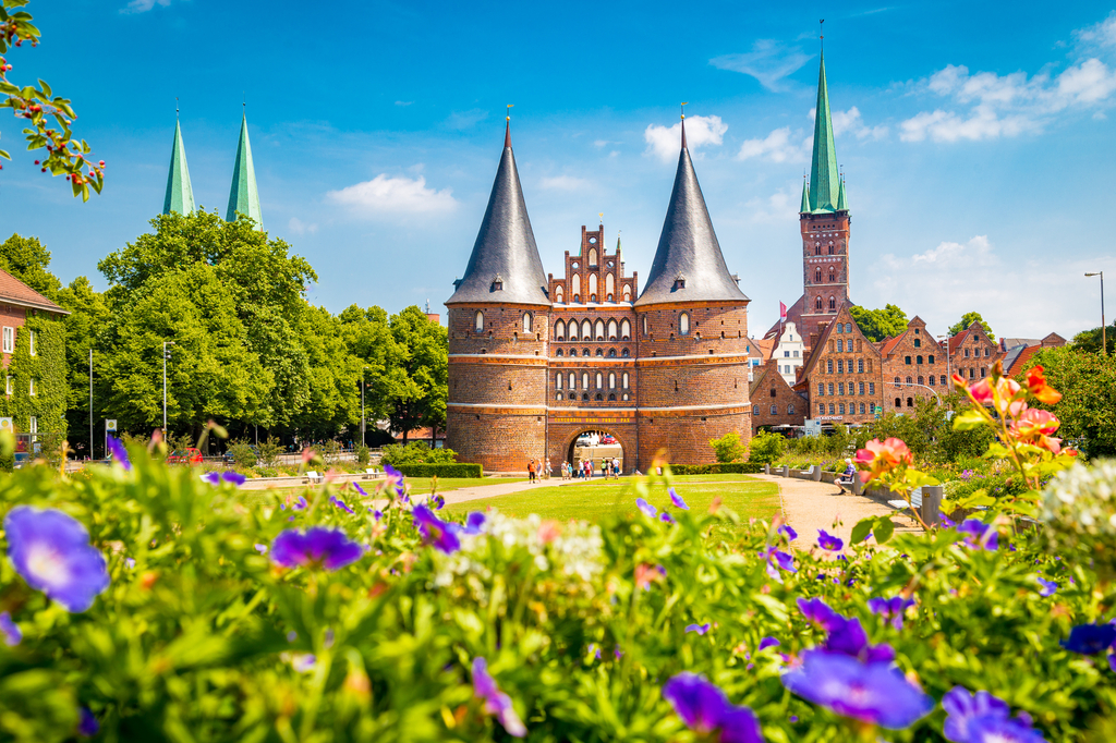 Lais Puzzle - Historische Stadt Lübeck mit dem berühmten Holstentor im Sommer, Schleswig-Holstein, Norddeutschland - 2.000 Teile p-280274