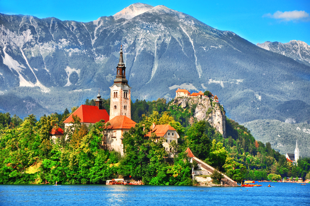 Lais Puzzle - Bleder See, Insel mit Wallfahrtskirche Maria Himmelfahrt und die berühmte alte Burg auf dem Felsen, Bleder See Slowenien, Europa - 2.000 Teile p-280339
