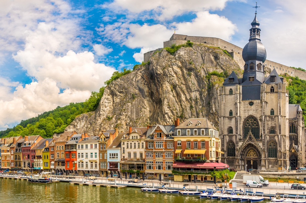Lais Puzzle - Panoramablick auf das Maasufer mit Häusern und der Kirche Mariä Himmelfahrt in Dinant - Belgien - 2.000 Teile p-280446