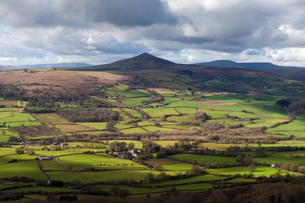 Lais Puzzle - Der Zuckerhut, ein Berg nordwestlich von Abergavenny in Monmouthshire, Wales - 2.000 Teile p-280541