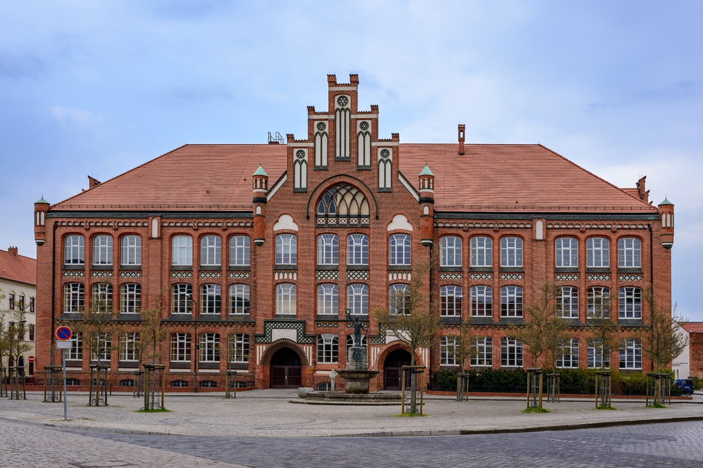 Lais Puzzle - Denkmalgeschützte Jahnschule in Wittenberge - 2.000 Teile p-280758