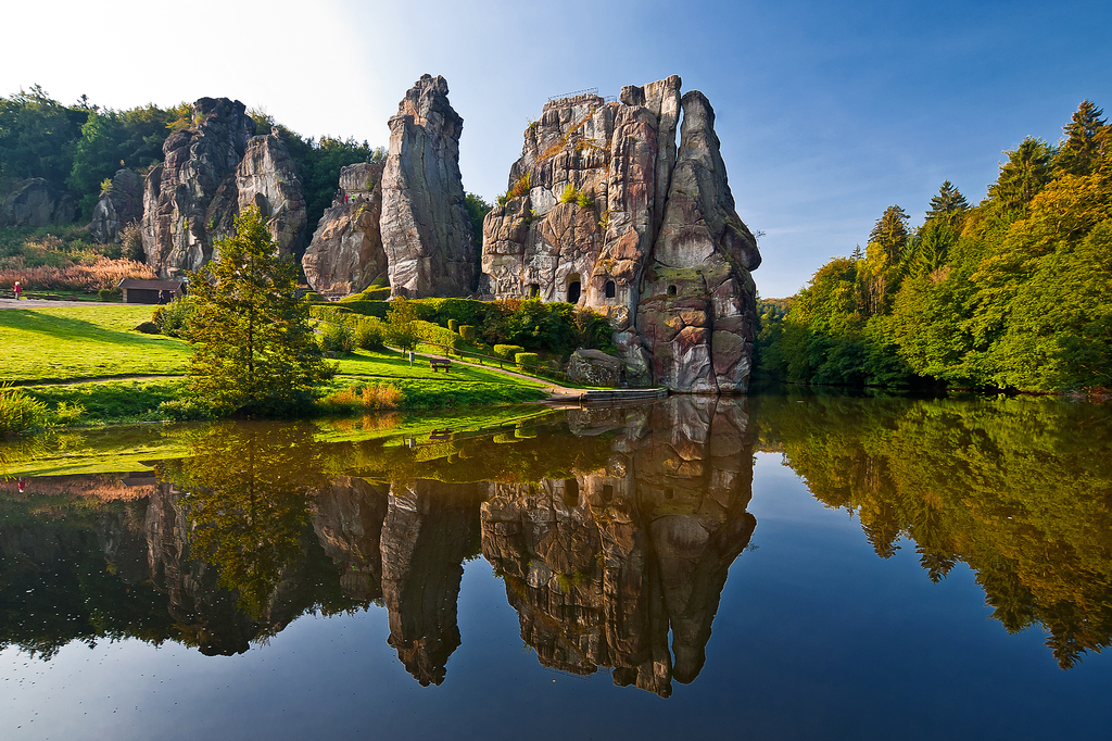 Lais Puzzle - Blick auf die Externsteine mit See vor dem Teutoburger Wald, Deutschland. - 2.000 Teile p-280980