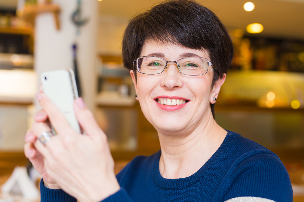 Lais Puzzle - Frau benutzt Handy - 2.000 Teile p-281496