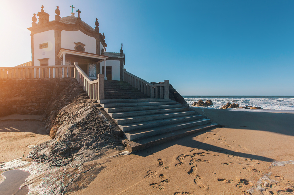 Lais Puzzle - Kapelle Senhor da Pedra am Miramar-Strand (Miramar Beach), Vila Nova de Gaia, Portugal - 2.000 Teile p-281713