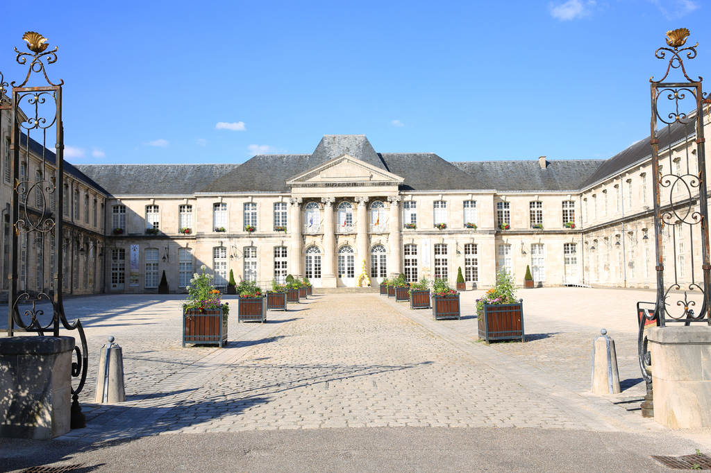 Lais Puzzle - Das historische Schloss Stanislas in Commercy, Lothringen, Grand Est, Frankreich, (Mairie, französisch, Stadtverwaltung, Hôtel de Ville, Rathaus) - 2.000 Teile p-281810