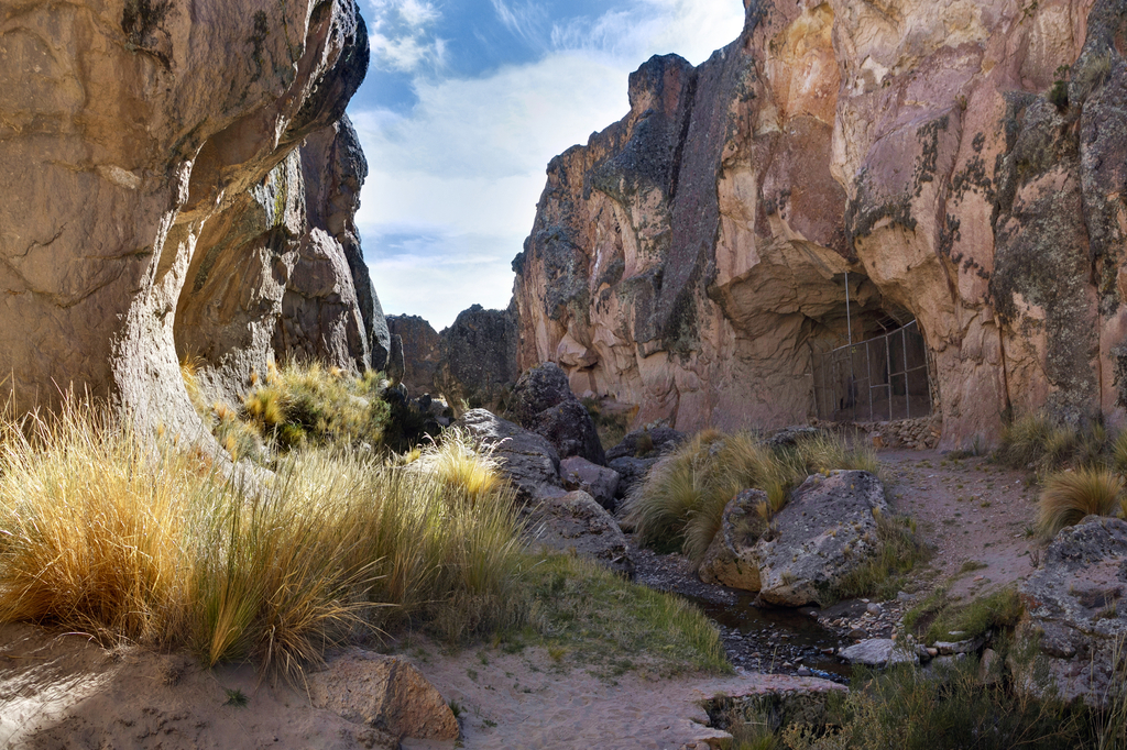 Lais Puzzle - Eine Schlucht mit dem Eingang zur Sumbay-Höhle, die berühmt ist für die Felskunst aus dem Paläolithikum, Departement Arequipa, Südperu - 2.000 Teile p-281839