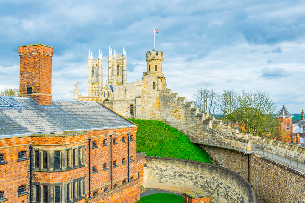 Lais Puzzle - Die Kathedrale von Lincoln mit Blick über den Wall der Burg von Lincoln, England - 2.000 Teile p-282757