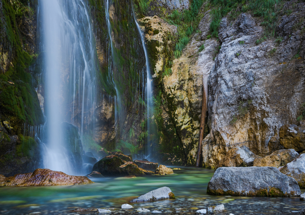 Lais Puzzle - Grunas-Wasserfall 2 km hinter dem Dorf Theth in Albanien. Theth ist ein kleines Dorf im Kreis Shkodër in Albanien. Es ist ein Landschaftsschutzgebiet - 1.000 Teile p-282995