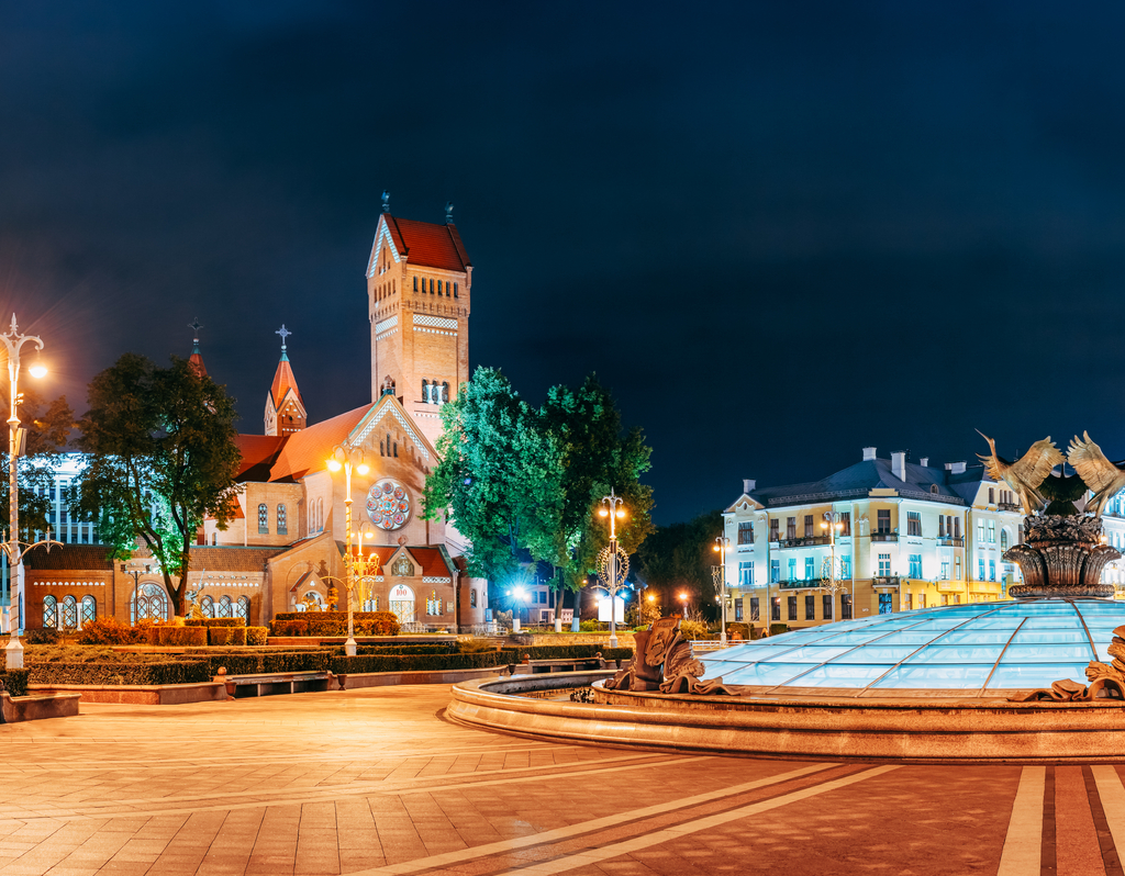 Lais Puzzle - Minsk, Weißrussland. Nachtansicht Kirche der Heiligen Simon und Helena oder Rote Kirche - 40, 100, 200, 500, 1.000 & 2.000 Teile p-285073