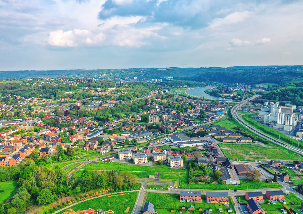 Lais Puzzle - Blick über die Stadt Huy in Belgien und die Maas auf das weit entfernte Atomkraftwerk Tihange - 1.000 Teile p-285365