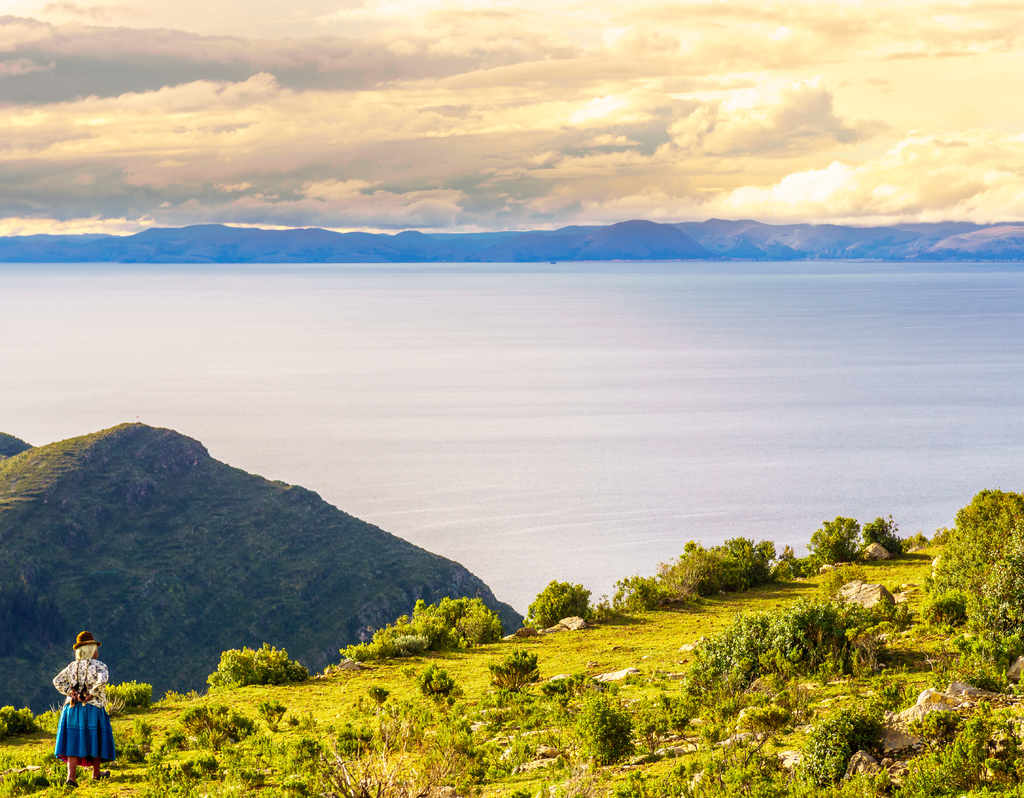 Lais Puzzle - Blick auf eine indigene Frau auf der Isla de Sol am Titicacasee in Bolivien - 40, 100, 200, 500, 1.000 & 2.000 Teile p-285733