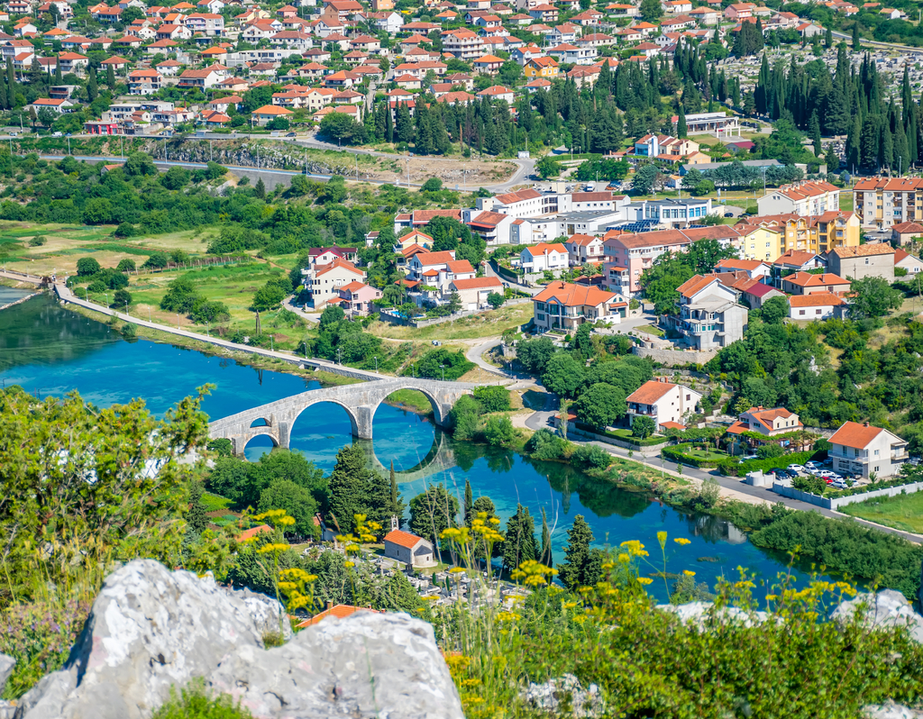 Lais Puzzle - Herrliche Aussicht auf Trebinje von der Höhe des antiken Tempels von Hercegovachka-Gracanica - 40, 100, 200, 500, 1.000 & 2.000 Teile p-285865