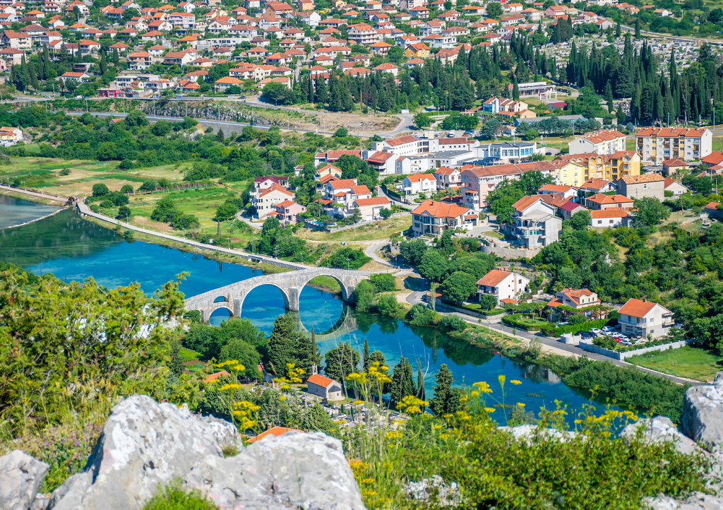 Lais Puzzle - Herrliche Aussicht auf Trebinje von der Höhe des antiken Tempels von Hercegovachka-Gracanica - 1.000 Teile p-285869